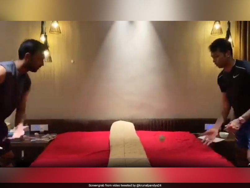 लॉकडाउन में हार्दिक पांड्या ने भाई कुणाल के साथ बिस्तर पर खेला Table Tennis, वायरल हुआ VIDEO