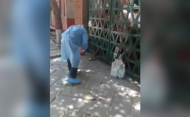 आगरा के क्वारेंटाइन सेंटर की बदइंतजामी आई सामने, फेंककर दिया जा रहा खाने-पीने का सामान- VIDEO वायरल 