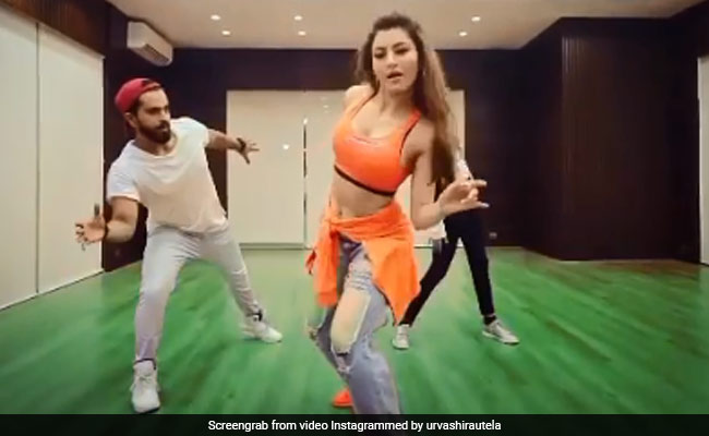 उर्वशी रौतेला ने लॉकडाउन में शेयर किया डांस Video, 'बिजली की तार' पर दिखाया जलवा...