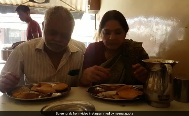 पूड़ी भाजी पर यूं टूट पड़े संजय मिश्रा और नीना गुप्ता, बोले- दो चटोरे शहर में...देखें Video