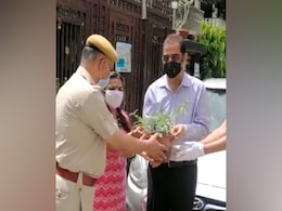 Coronavirus Lockdown: दिल्ली पुलिस ने घरों में रह रहे लोगों को जन्मदिन और सालगिरह के मौके पर दिए तोहफे Coronavirus Lockdown: दिल्ली पुलिस ने घरों में रह रहे लोगों को जन्मदिन और सालगिरह के मौके पर दिए तोहफे