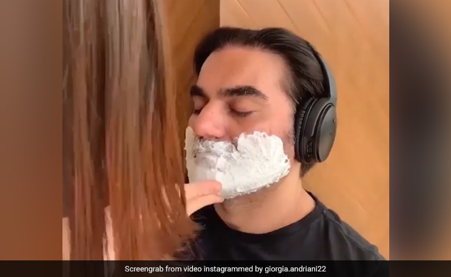 अरबाज खान बालकनी में फरमा रहे थे आराम, गर्लफ्रेंड ने चुपके से आकर कर दी शेविंग और फिर...देखें Video