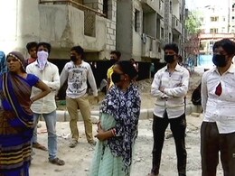 महाराष्ट्र में हजारों प्रवासी मजदूर सड़कों पर उतरे, घर वापसी की मांग की महाराष्ट्र में हजारों प्रवासी मजदूर सड़कों पर उतरे, घर वापसी की मांग की