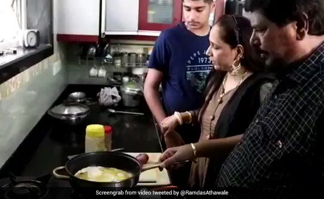 लॉकडाउन के दौरान रामदास अठावले पत्नी के साथ मिलकर बनाया ऑमलेट, VIDEO हुआ वायरल
