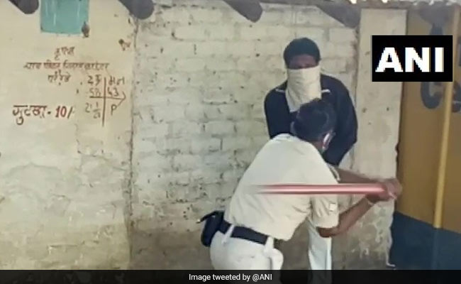 तंबाकू की तलब जो न करवाए! मुर्गा बने, कान पकड़कर उठक-बैठक की और दारोगा जी के डंडे भी खाए