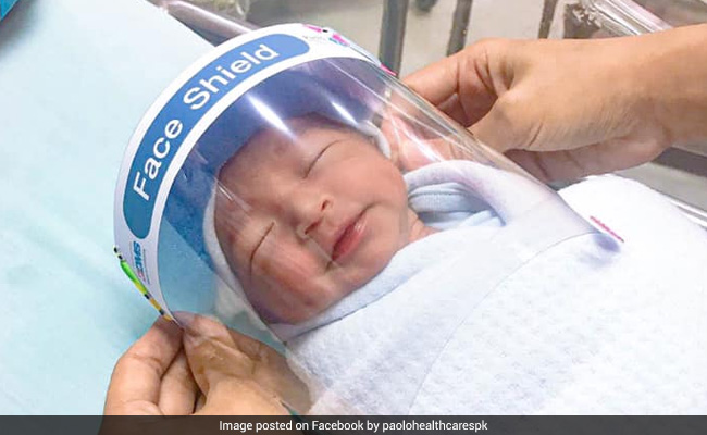 नवजात शिशुओं को कोरोनावायरस से बचाने के लिए अस्पताल ने निकाली यह तरकीब, पहनाए Face Mask... देखें Photos