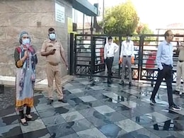 नोएडा में लोगों को घर से बाहर निकलने लिए फोन में रखना होगा Aarogya Setu App, नहीं तो... नोएडा में लोगों को घर से बाहर निकलने लिए फोन में रखना होगा Aarogya Setu App, नहीं तो...