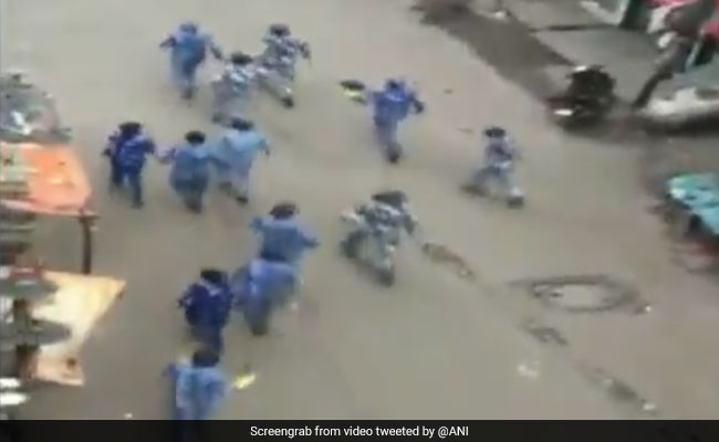 पश्चिम बंगाल: हावड़ा के एक बाजार में लॉकडाउन का उल्लंघन कर जमा हुए थे लोग, पुलिस पहुंची तो...देखें VIDEO