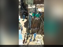 इंदौर : PM मोदी की हिदायत के बावजूद COVID-19 की स्क्रीनिंग करने गए स्वास्थ्य योद्धाओं को दौड़ाकर मारा, देखें VIDEO इंदौर : PM मोदी की हिदायत के बावजूद COVID-19 की स्क्रीनिंग करने गए स्वास्थ्य योद्धाओं को दौड़ाकर मारा, देखें VIDEO
