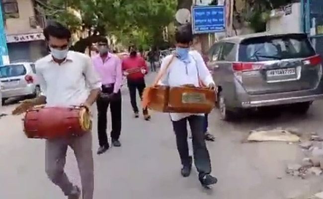 लॉकडाउन के बीच दिल्ली में बुंदेलखण्डी लोकनृत्य से किया जा रहा मजदूरों का मनोरंजन