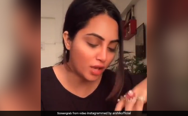 बिग बॉस कंटेस्टेंट अर्शी खान ने लॉकडाउन में की खिचड़ी बनाने की तैयारी, बोलीं- ऐसी सीटी लगाऊंगी...देखें Video