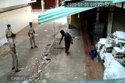 Amid Lockdown, Kerala Homeless Man Helped By Cops. He Responds Amid Lockdown, Kerala Homeless Man Helped By Cops. He Responds