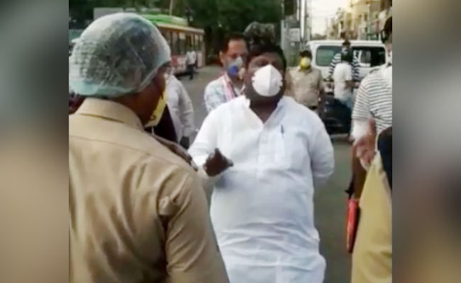 दिल्‍ली: मंत्री ने ही उड़ाईं लॉकडाउन की धज्जियां, सदर बाजार में समर्थकों संग घूमे इमरान हुसैन, SHO से हुई नोकझोंक..