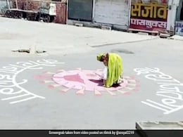 लॉकडाउन से परेशान महिला को सड़क पर दिखा 'Corona', गुस्से में की चप्पल से पिटाई... देखें TikTok Viral Video लॉकडाउन से परेशान महिला को सड़क पर दिखा 'Corona', गुस्से में की चप्पल से पिटाई... देखें TikTok Viral Video