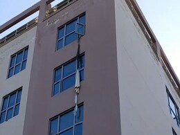 अस्पताल की छठी मंजिल से बेडशीट के सहारे उतरकर भागना चाह रहा था कोरोना संदिग्ध, गिरकर हुई मौत अस्पताल की छठी मंजिल से बेडशीट के सहारे उतरकर भागना चाह रहा था कोरोना संदिग्ध, गिरकर हुई मौत