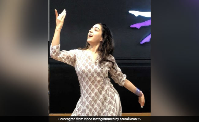 सारा अली खान ने 'भोर भये पनघट' पर किया जबरदस्त क्लासिकल डांस, 17 लाख से भी ज्यादा बार देखा गया Video