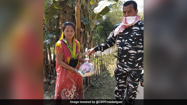 ऑफ ड्यूटी सीआरपीएफ जवान इस तरह कर रहा है जरूरतमंद लोगों की मदद, अपनी सेविंग्स से दे रहा है राशन
