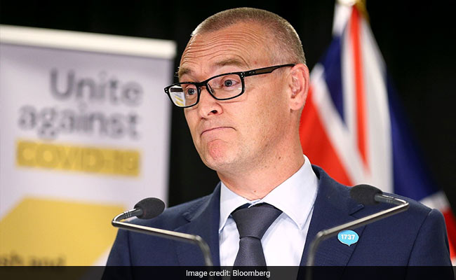 Lockdown के बीच बच्चों और परिवार के साथ Beach पर सैर करने पहुंच गए इस देश के स्वास्थ्य मंत्री और फिर...