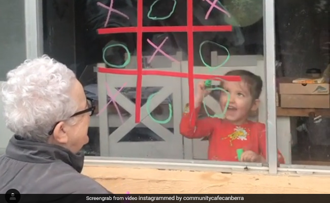 लॉकडाउन के दौरान दादी-पोती का Tic Tac Toe गेम खेलते VIDEO वायरल