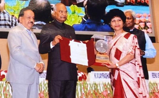 कोरोना संकट से निपटने के लिए AIIMS की इस डॉक्टर ने पुरस्कार के दो लाख रुपये दान किए