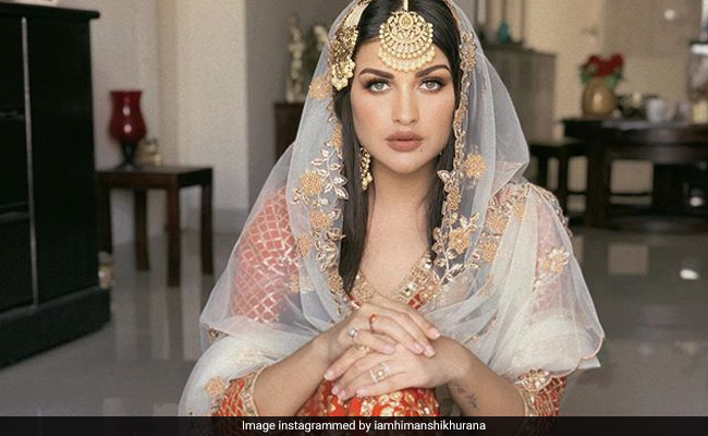 हिमांशी खुराना ने पंजाबी दुल्हन के लुक में शेयर की फोटो, कमेंट करने से खुद को रोक नहीं से आसिम रियाज