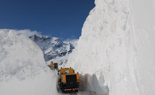 Rohtang Pass Opens 3 Weeks Early. Watch Snow Clearing Amid Lockdown