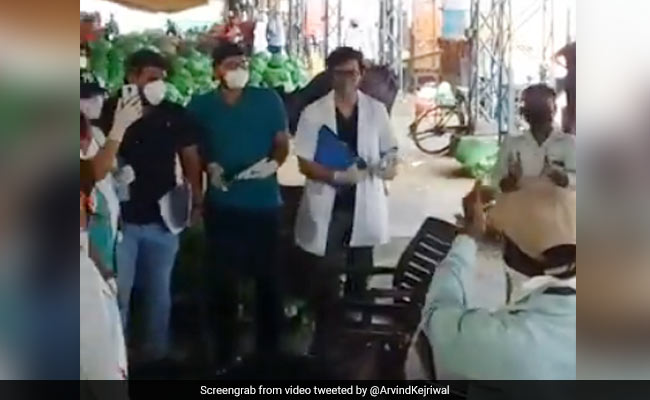 Watch: Claps, Cheers For Healthcare Heroes in Delhi's Azadpur Mandi