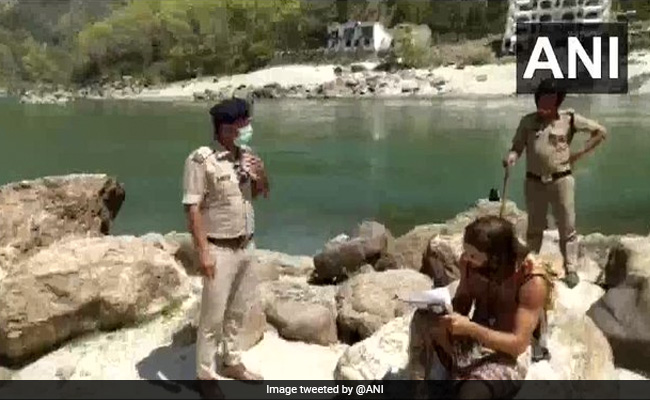 ऋषिकेश में लॉकडाउन के बीच बाहर घूम रहे थे टूरिस्ट तो पुलिस ने किया ऐसा... देखें Viral Photos