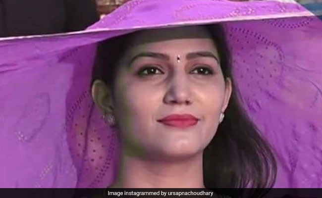 सपना चौधरी ने स्टेज पर डांस से फिर मचाया धमाल, बार-बार देखा जा रहा है Video