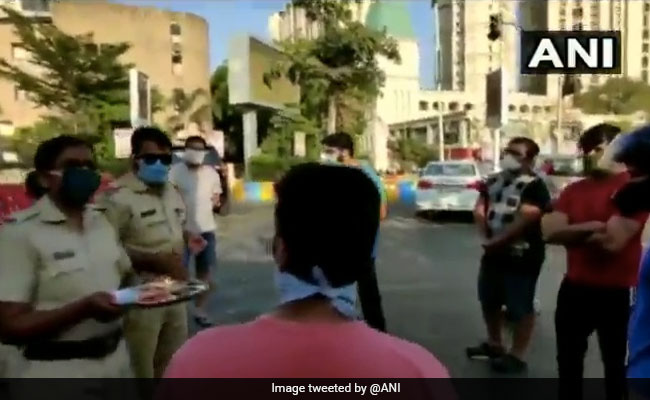 Thane Police Performs <i>'Aarti'</i> To Shame Lockdown Violators. Watch