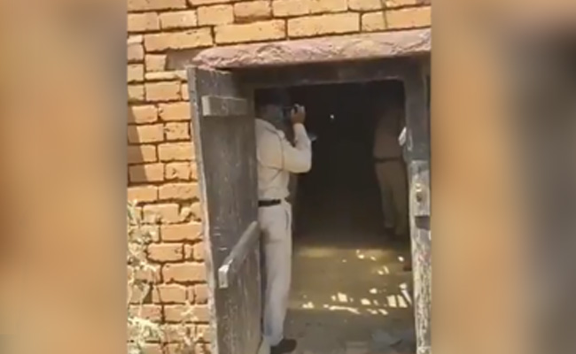 मध्यप्रदेश : दमोह में बच्ची से रेप करके उसकी आंखें फोड़ने वाले पर इनाम घोषित