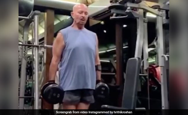 ऋतिक रोशन के पापा ने 71 की उम्र में डंबल उठाकर की एक्सरसाइज, इंटरनेट पर Video का तहलका