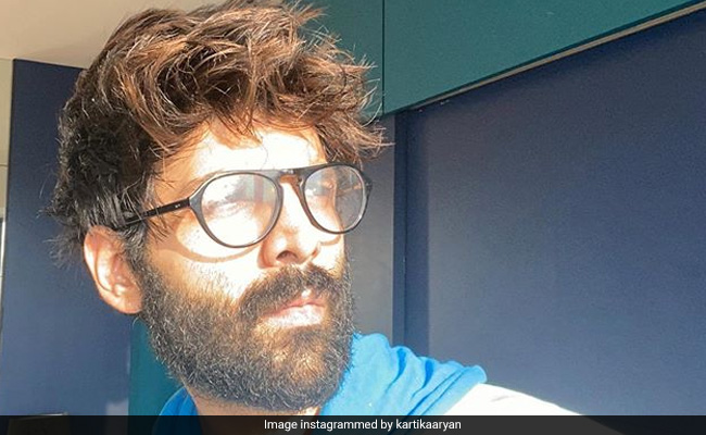 कार्तिक आर्यन के प्रोफेसर लुक ने चुराया फैन्स का दिल, Photo शेयर कर एक्टर बोले- यह भी कम सेक्सी नहीं है...