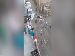 पुलिसवालों पर हमले को लेकर गिरफ्तार कोरोना पॉजिटिव बाप-बेटे की जोड़ी ने जेल में 20 और लोगों को किया संक्रमित पुलिसवालों पर हमले को लेकर गिरफ्तार कोरोना पॉजिटिव बाप-बेटे की जोड़ी ने जेल में 20 और लोगों को किया संक्रमित