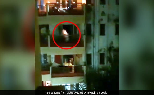 Viral Video: लॉकडाउन में भूत के कपड़े पहन मोमबत्ती लेकर बालकनी में आया शख्स, देखकर चीखने लगे लोग...