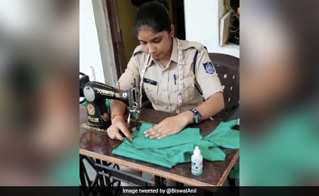 ड्यूटी के बाद ये महिला पुलिसकर्मी बनाती है जरूरतमंदो के लिए मास्क, देखें Viral Photo