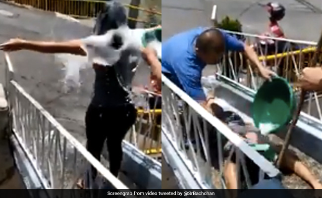 अमिताभ बच्चन ने पोस्ट किया Viral Video, बाजार से लौटी महिला को घर के सामने यूं साबुन से धोया गया