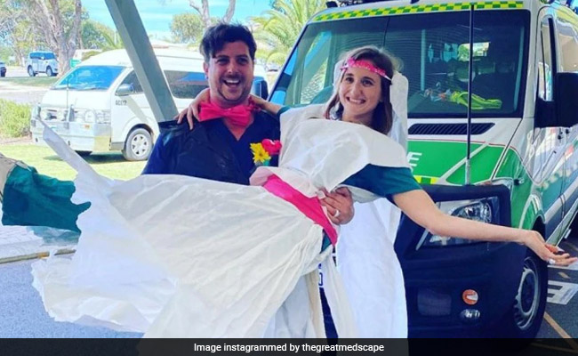 कोरोनावायरस के चलते डॉक्टर कपल ने टाल दी थी शादी, दोस्तों ने दिया सरप्राइज, कूड़े की पॉलीथीन से बनाई वेडिंग ड्रेस