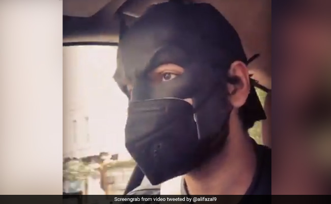 बैट मैन बनकर गरीबों की मदद करने निकले बॉलीवुड एक्टर, Video शेयर कर बोले- आ रहा हूं मैं...