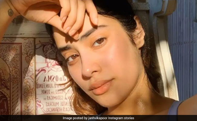 In A Sun-Kissed Selfie, Janhvi Kapoor Shows Us Just How Flawless Her Skin Is