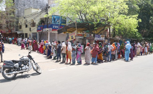 Coronavirus: मुफ्त आटा और चावल वितरण हुआ तो लोंगों ने सोशल डिस्टेंसिंग की फिक्र छोड़ी