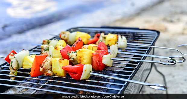 Lockdown Cooking: Craving Your Favourite Tandoori Snack? This Tandoori Fruit Chaat May Satiate All Your Cravings! (Recipe Inside)