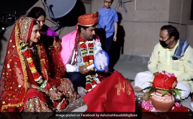 A Lockdown Wedding: <i>Bigg Boss 2</i> Winner Ashutosh Kaushik Marries Arpita Tiwari On A Terrace With Virtual <i>Baraat</i>