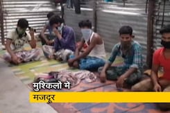 महाराष्ट्र में पैदल ही घर जाने को तैयार बैठे हैं मजदूर महाराष्ट्र में पैदल ही घर जाने को तैयार बैठे हैं मजदूर