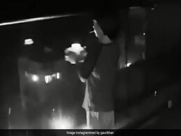 शाहरुख खान के बेटे अबराम ने भी जलाई मोमबत्ती, गौरी खान ने शेयर किया Video शाहरुख खान के बेटे अबराम ने भी जलाई मोमबत्ती, गौरी खान ने शेयर किया Video