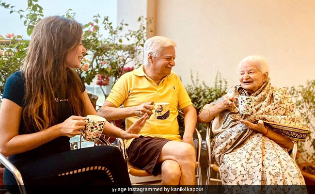 कनिका कपूर ने कोरोना से ठीक होने के बाद शेयर की पहली Photo, मम्मी-पापा संग चाय पीती आईं नजर