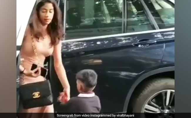 जाह्नवी कपूर से बच्चे ने मांगा पैसा, तो एक्ट्रेस ने किया ऐसा- देखें वायरल Video