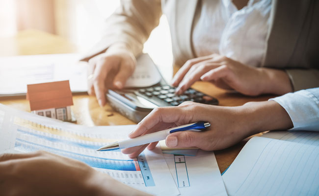 How A Middle Class Family Can Plan Finances During Corona Crisis