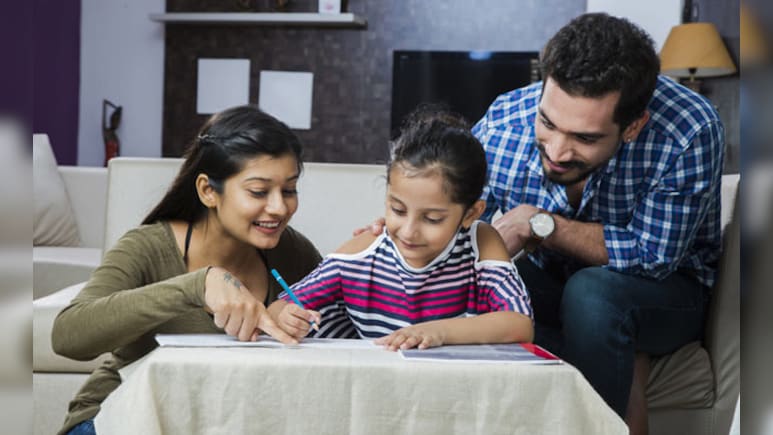 अपने बच्चे की परवरिश कैसे करें? एक्सपर्ट से जानिए किस उम्र के बच्चे को कैसे है पालना