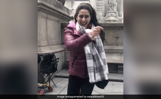सारा अली खान न्यूयॉर्क की सड़कों पर मस्ती में नाचती आईं नजर, Video शेयर कर कही यह बात सारा अली खान न्यूयॉर्क की सड़कों पर मस्ती में नाचती आईं नजर, Video शेयर कर कही यह बात